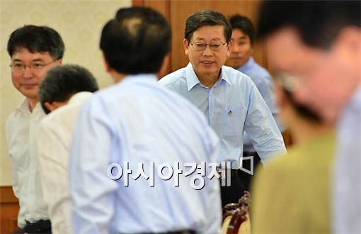 [포토] 미소짓는 김 총리