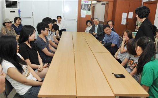 김성환 노원구청장이 휴먼서비스 대상 학생들을 격려하고 있다.
