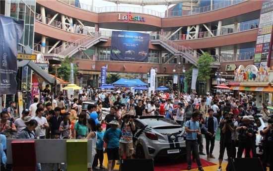 '베스트 드레스업 카 콘테스트(Best Dress-up Car Contest)' 행사가 펼쳐진 일산 라페스타 광장에서 관람객들이 차량을 둘러보고 있다.