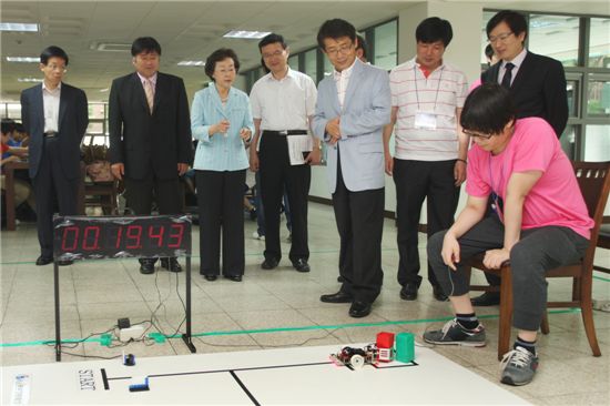 [동정]신연희 강남구청장, 로봇경진대회 참관