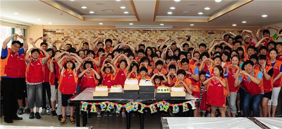 SK건설은 지난 9일 서울 노원구 하계동의 지적장애인 생활시설인 동천의집에서 쿠키와 케이크를 만들어 기증하는 '희망 베이커리' 가족봉사활동을 실시했다. 참가자들이 봉사활동 후 기념촬영을 하고 있다.
