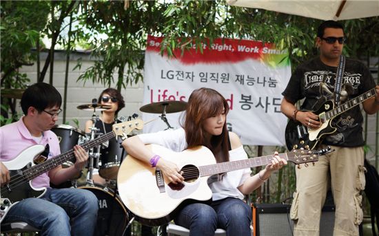 LG전자 음악밴드 봉사단 '목향'이 10일 서울 강남구 역삼동 소재의 ‘후원 카페 유익한 공간’에서 운영한 일일 찻집에서 재능나눔의 일환으로 음악 공연을 펼치고 있다.  

