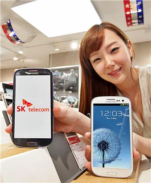 SK텔레콤이 삼성전자의 쿼드코어 스마트폰 갤럭시S3 3G와 LTE모델을 12일부터 예약가입 받는다. 올인원54요금제 2년 가입시 예약판매가는 29만2000원이다.