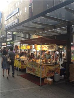 지난 10일 오후 서울시 종로 번화가 일대에는 수많은 사람들로 북적였지만 떡볶이나 순대, 튀김, 어묵, 달고나 등 길거리 음식을 찾는 손님은 찾아보기 힘들었다. 한 커플이 떡볶이 노점상을 지나치고 있다.