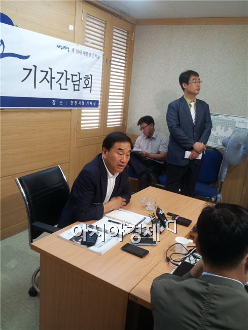 이재오 새누리당 의원이 11일 인천시청 기자실에서 간담회를 가졌다. 