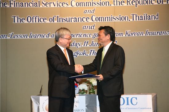 [포토] 김석동 위원장, 태국 보험위원회와 금융협력 MoU 체결