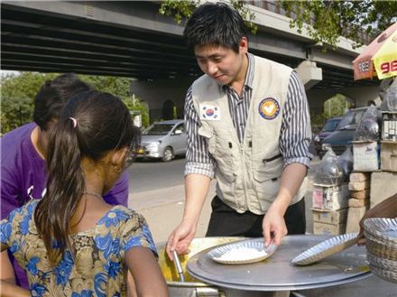 한솔CSN 인도법인 직원이 현지 주민들을 대상으로 무료 급식 봉사활동을 펼치고 있다. 