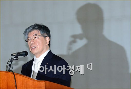 [포토] 기념사 하는 김중수 총재