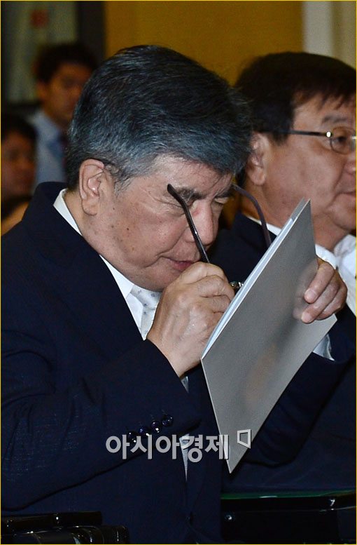 [포토] 안경고쳐쓰는 김중수 총재