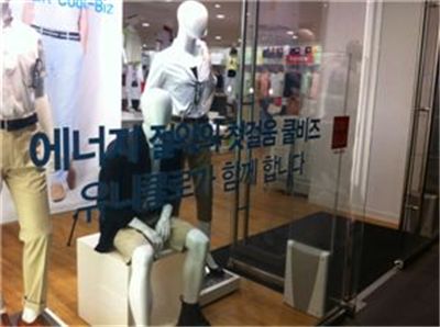 에너지 절약에 동참하자며 '쿨 비즈' 의류를 판매하는 패션매장. 서울 강남역 인근의 이 패션매장은 11일 저녁 출입문을 열어놓은 채 냉방을 가동하고 있었다. 