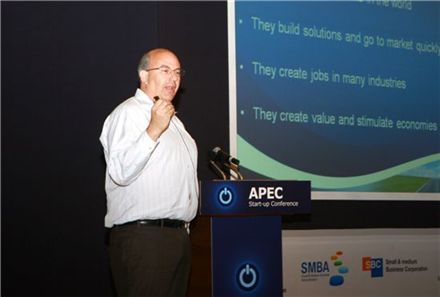 12일 APEC 컨퍼런스 현장에서 연설을 하고 있는 제프 호프만
