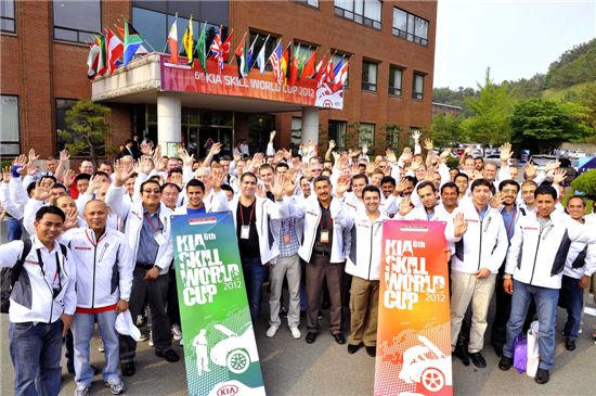 전세계 정비기술 경진대회 참가자들이 12일 현대·기아차 천안 정비연수원에서 기념촬영을 하고 있다.