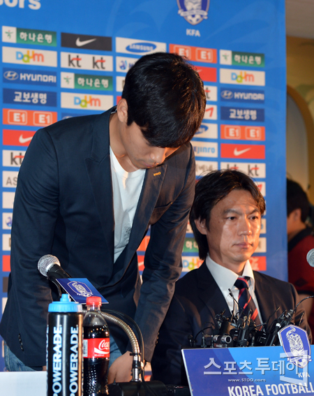 지난해 6월 '병역논란'을 겪은 박주영(왼쪽)과 함께 기자회견에 나섰던 홍명보 감독(오른쪽) [사진=정재훈 기자] 