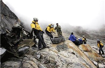 지난 6월 10일(현지시간) 페루 오콘가테의 마마로사산 해발 4천900m 고지에서 경찰과 구조대원들이 실종 헬기 탑승자들의 시신을 수습하고 있다.ⓒ연합