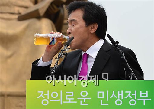 [포토] 목 타는 손학규