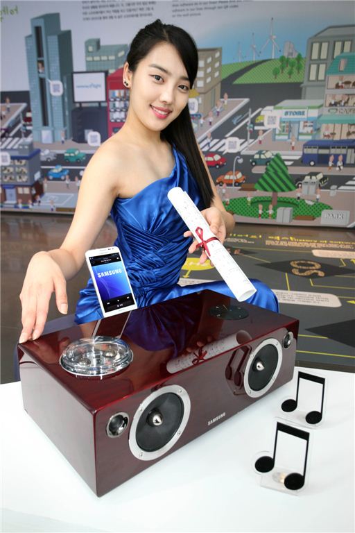 삼성전자 모델이 서울 서초동 딜라이트 홍보관에서 프리미엄 무선 도킹 오디오 'DA-E750'을 소개하고 있다.