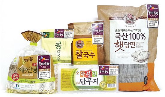 ‘즐거운 동행-국민제품’ 스티커가 부착된 CJ제일제당의 서민형 식품 5대 품목. 