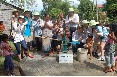지난해 10월 캄보디아에서 현지아동들과 예탁결제원 봉사단원들이 우물과 물탱크 설치를 마치고 즐거워하고 있다.
