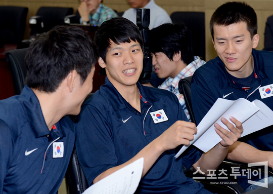 [포토] 김선형 '예선에서 좋은 성적 거둬야 하는데'