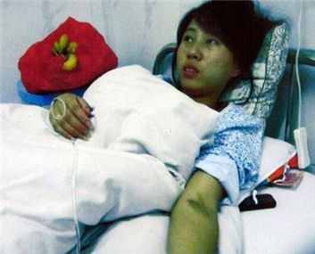 ▲ 임신 7개월차에 강제로 낙태를 당했다고 주장하는 펑젠메이씨. 그녀가 사산된 아기를 옆에 두고 찍은 이 사진이 인터넷에 공개되면서 중국의 산아제한 정책이 논란에 휩싸였다.