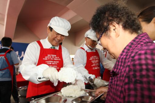 조준희 기업은행장이 15일 안산시 상록수역 광장에서 '사랑의 밥차' 무료급식 봉사활동을 하고 있다. 