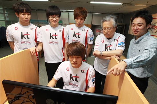 이석채 KT 회장(사진 오른쪽에서 두번째)이 KT 프로게임단을 방문해 격려하는 모습. 