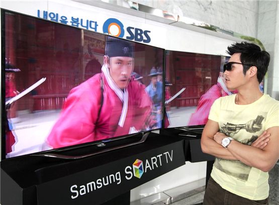 Actor Jang Hyuk watching SBS' "Deep Rooted Tree" at the drama's 3D launching event held in Seoul over the weekend [Samsung Electronics]