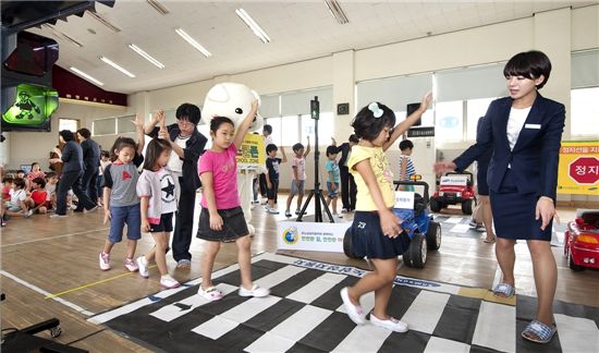 르노삼성자동차는 전국 18개 초등학교에서 어린이 교통안전 교실을 실시한다. 사진은 15일 서울 방학초등학교 강당에서 진행된 어린이 교통안전 교실 실습 장면. 