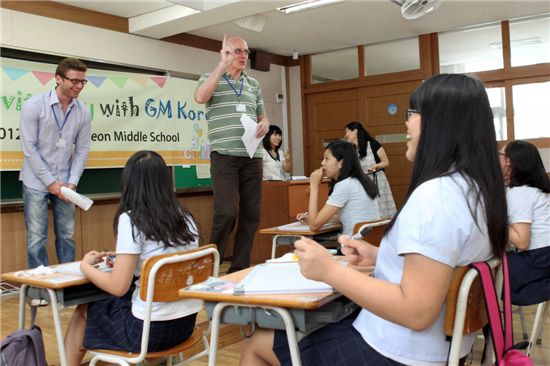 한국GM은 16일 인천 청천중학교에서 한국지엠 외국인 임원진이 참여한 가운데 '한국GM과 함께하는 영어의 날’행사를 개최하고 영어 자기 소개, 골든벨 퀴즈, 미니 올림픽 및 팝송, 스피치 경연대회 등을 열었다. 한국GM IT본부 피에르 매티 전무(사진 뒷줄 오른쪽)를 비롯한 외국인 임직원 봉사자들이 학생들에게 영어 골든벨 퀴즈를 출제하고 있다.