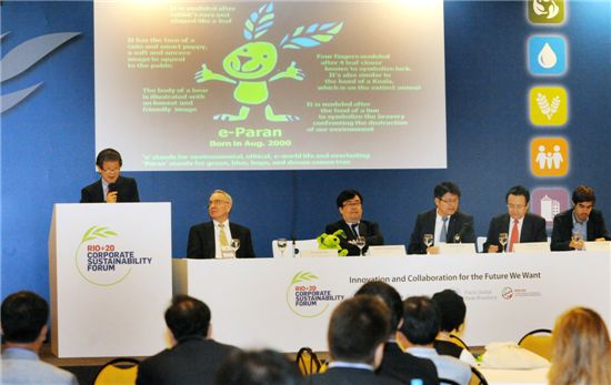 ▲이승한 회장(사진 왼쪽)이 리우+20 기업지속가능성 포럼에서 강연을 하고 있는 모습.