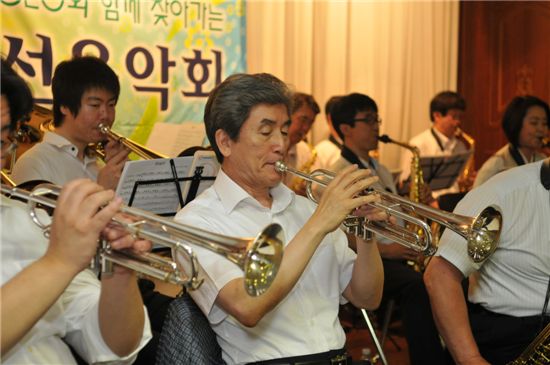 '트럼펫 부는 CEO' 김문덕 사장, 자선 음악회 열어