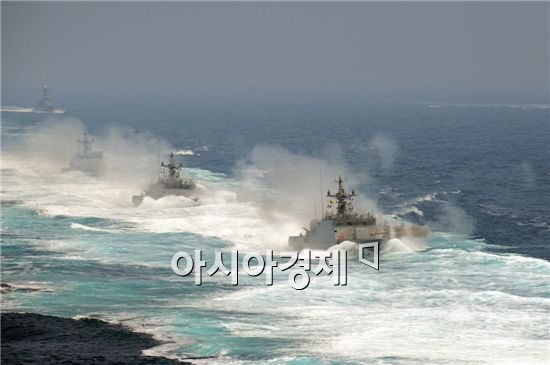 유도탄 고속함이 서해 해상에서 함포 사격을 실시하고 있다.