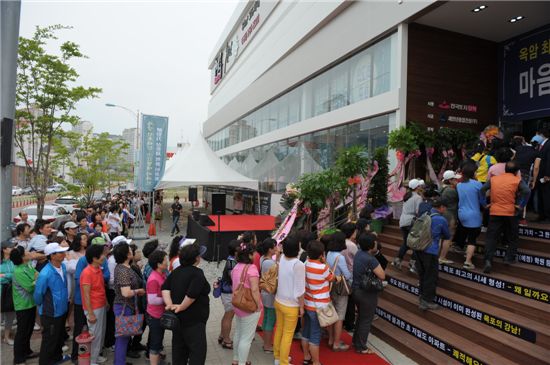 한국토지신탁이 15일 개관한 목포 '코아루 천년가' 견본주택에 주말 동안 1만5000여명의 방문객이 몰렸다.