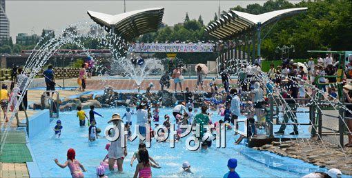 [포토] 폭염속 양재천 야외 수영장 개장