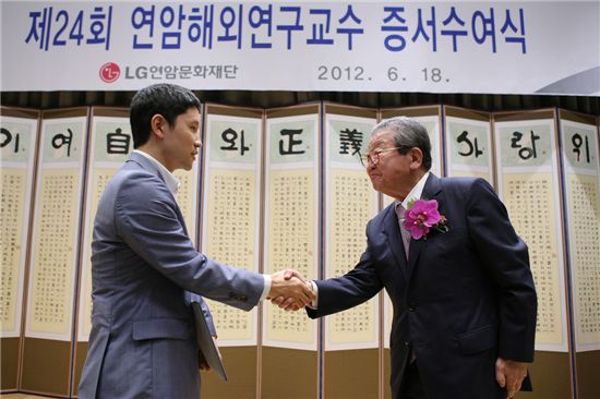 구자경 LG 명예회장 "한국이 의존할 것은 사람과 기술뿐"