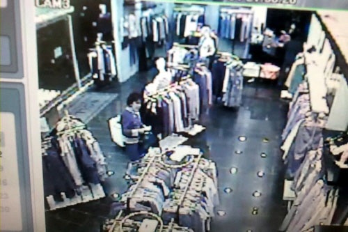 ▲ 지난해 4월 한은실 전 의원이 의류 매장에서 스카프를 훔치는 모습이 찍힌 CCTV 화면