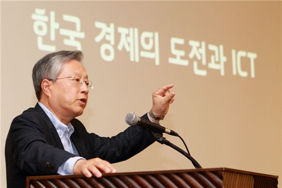 이석채 KT 회장이 19일 서울 팔레스호텔에서 열린 글로벌 리더스포럼에서 강연을 하고 있는 모습. 