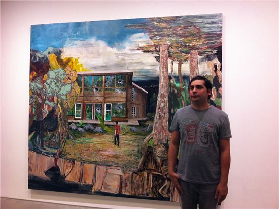18일 청담동 PKM트리니티 갤러리에서 자신의 작품  'David & Goliath' 앞에서 그림을 설명하고 있는 헤르난 바스.