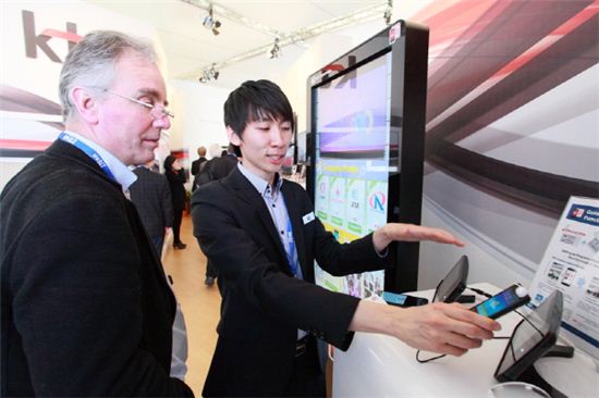 KT는 'MAE 2012'에서 지난 2월 일본 NTT도코모와 함께 세계 최초로 선보인 한-일간 NFC기반 글로벌 쿠폰 로밍 서비스를 차이나모바일까지 포함해 확대 시연한다.