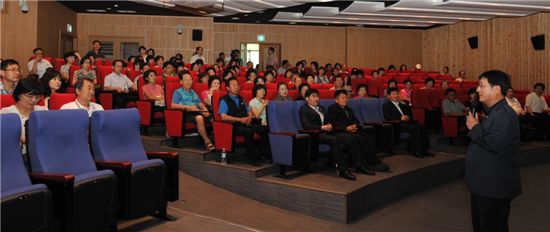 김성환 노원구청장이 19일 노원신경제 전략거점 조성 주민설명회에 참석해 인사를 했다.

