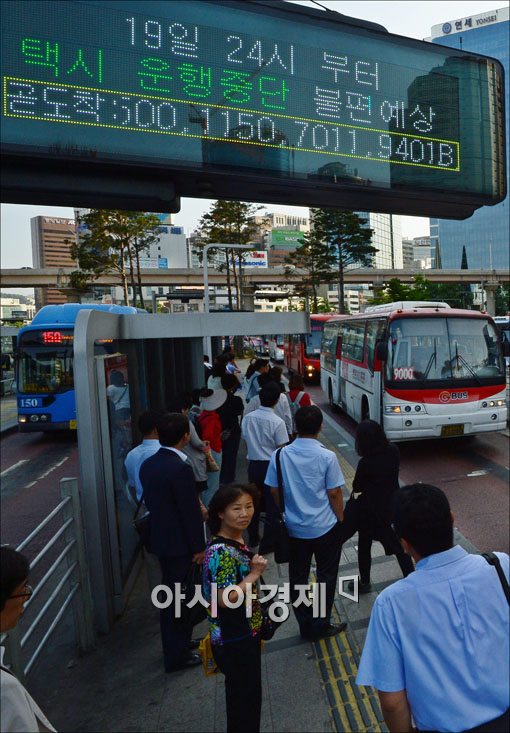 [포토] 버스로 몰리는 시민들