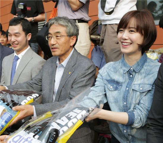 지난 19일 구혜선(오른쪽)씨가 성균관대서 학생들에게 간식을 나눠주고 있다.