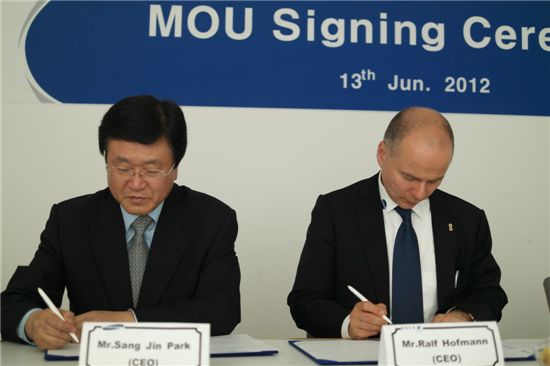 박상진 삼성SDI 사장(왼쪽)과 독일 카코(KACO)사의 랄프 호프만 사장이 세계 최대 태양광 전시회인 인터솔라에서 ESS 공급 및 R&D 협력을 위한 MOU를 체결했다. 
