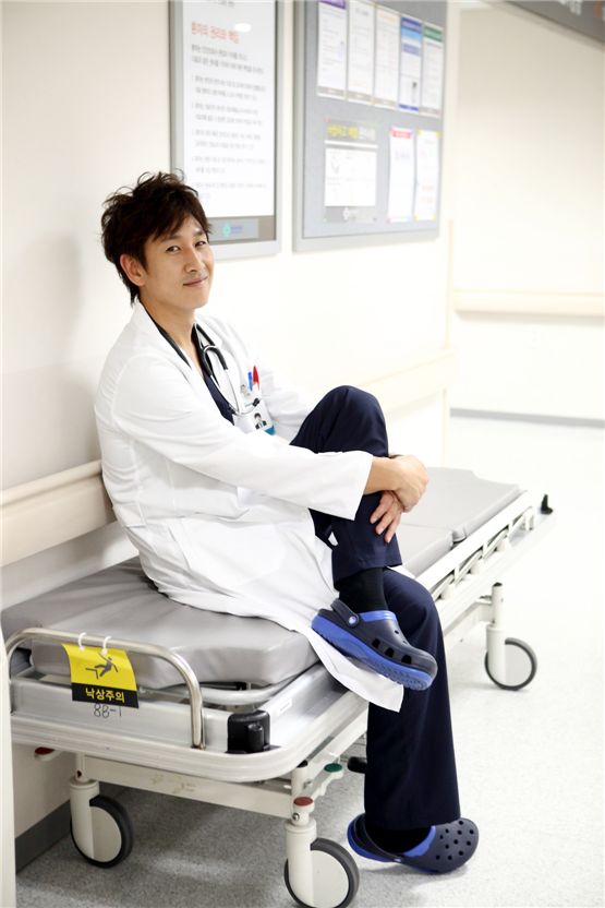 Lee Sun-kyun to play doctor in new TV series to mark "Golden Time" of his life