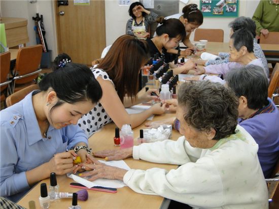 강남구, 다문화 네일아트샵 1호점 문 연다