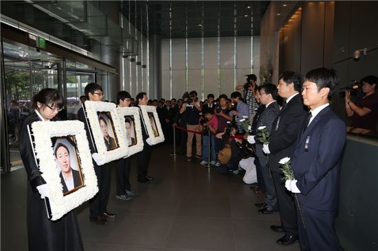 페루 헬기사고로 순직한 삼성물산 직원 4명에 대한 고별식이 21일 오전 서울 서초동 삼성물산 본사사옥에서 치러졌다. 임직원들이 1층 로비에서 고인들의 영정에 헌화하고 있다. 