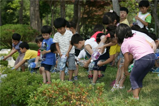 유치원생들의 나무 물주기 