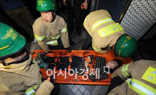 [포토] 엘리베이터에 갇힌 시민 구조한 소방대원들