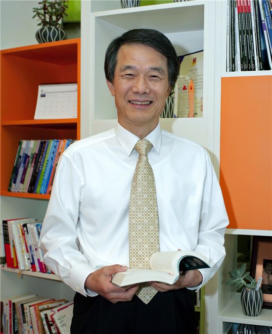 전 직원들의 독후감을 직접 챙기며 '독서문화'를 뿌리내린 한미글로벌의 김종훈 회장 