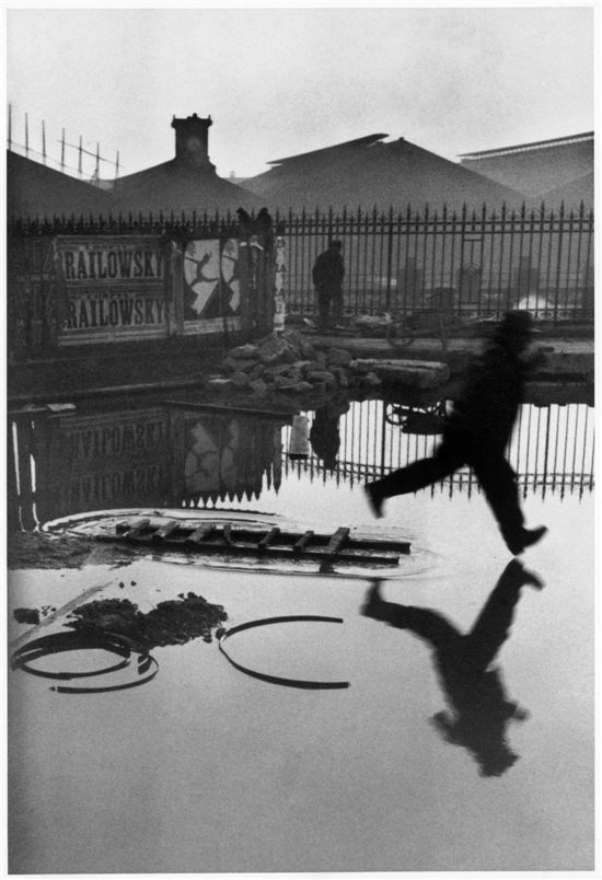 생-라자르 역 뒤에서(1932)=ⓒHenri Cartier-Bresson/Magnum Photos/유로크레온

